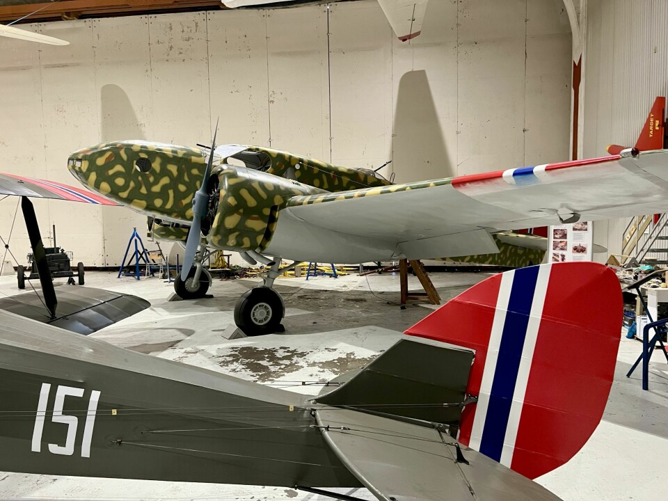 TO GENERASJONER: At det italienske flyet representerte et generasjonsskifte, illustreres av museets biplan de Havilland DH 82 Tiger Moth i forgrunnen, selv om det ble bygget bare fem år tidligere, i 1933.