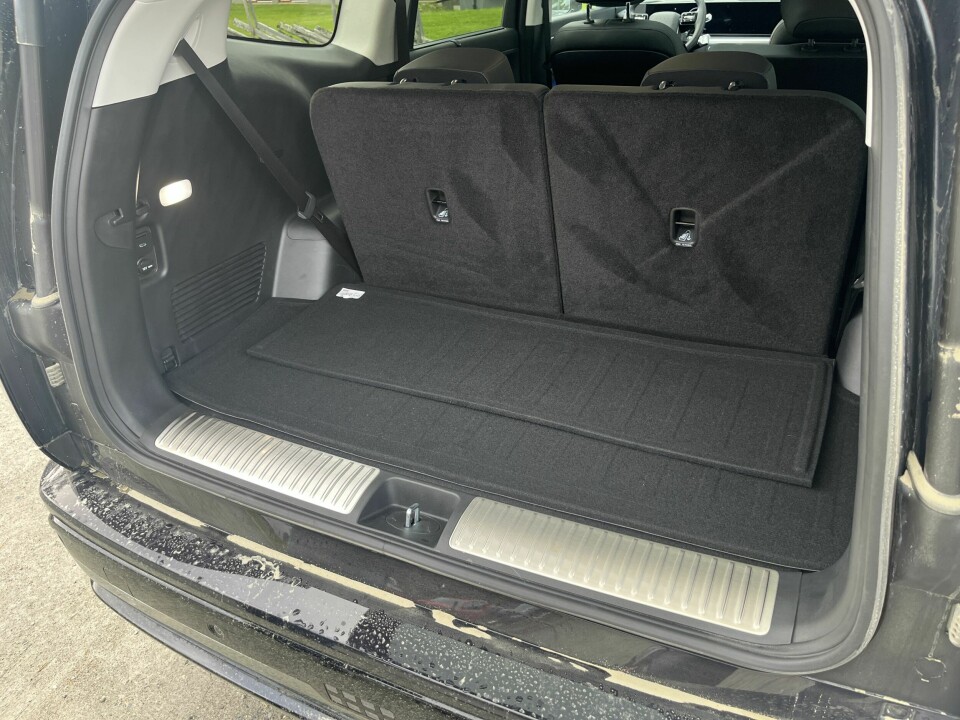 BAGASJEPLASS: 338 liter bagasjeplass bak tredje seterad. Andre og tredje seterad kan felles flat ned, noe som gir enormt med bagasjeplass.