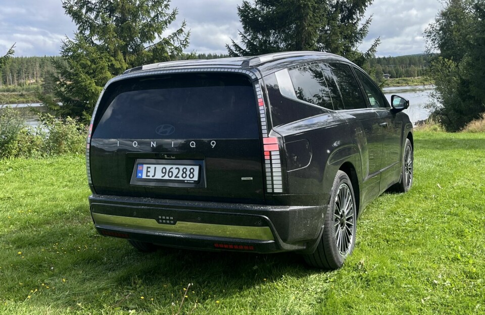 DIMENSJONER: Ioniq 9 fås med opptil 21-tommers felger. Bakparten minner om akterenden på en båt, ifølge Hyundai.