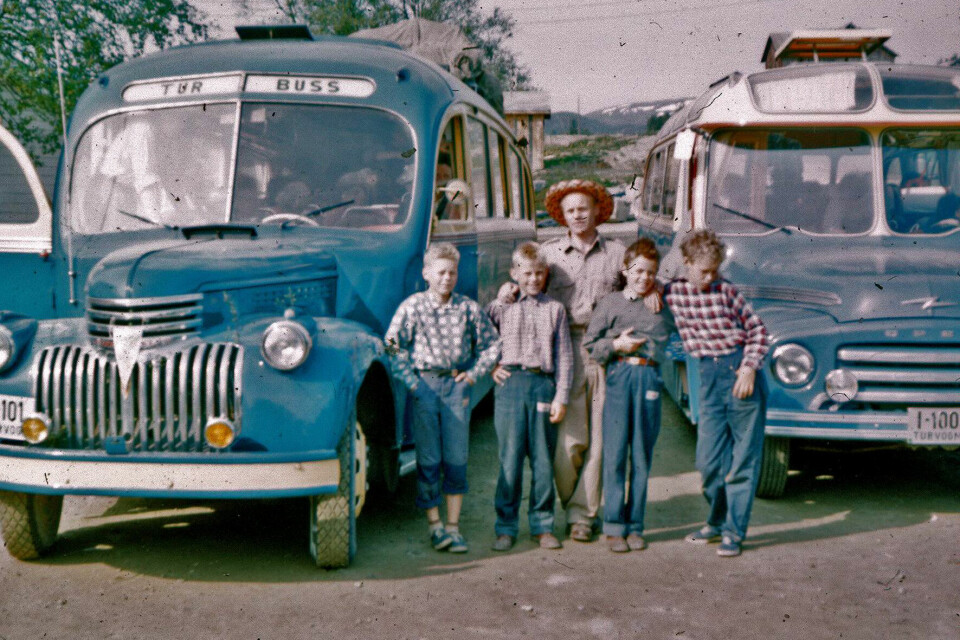 TRANSPORT-FAMILIE: Her ser du adoptivfar Håkon sammen med barna Dag og Rolf, ett av søskenbarna deres Inge, samt en av barndomsvennene, Harald Lindstøl. Fotografert foran to av bussene i familiebedriften, Havva Transport