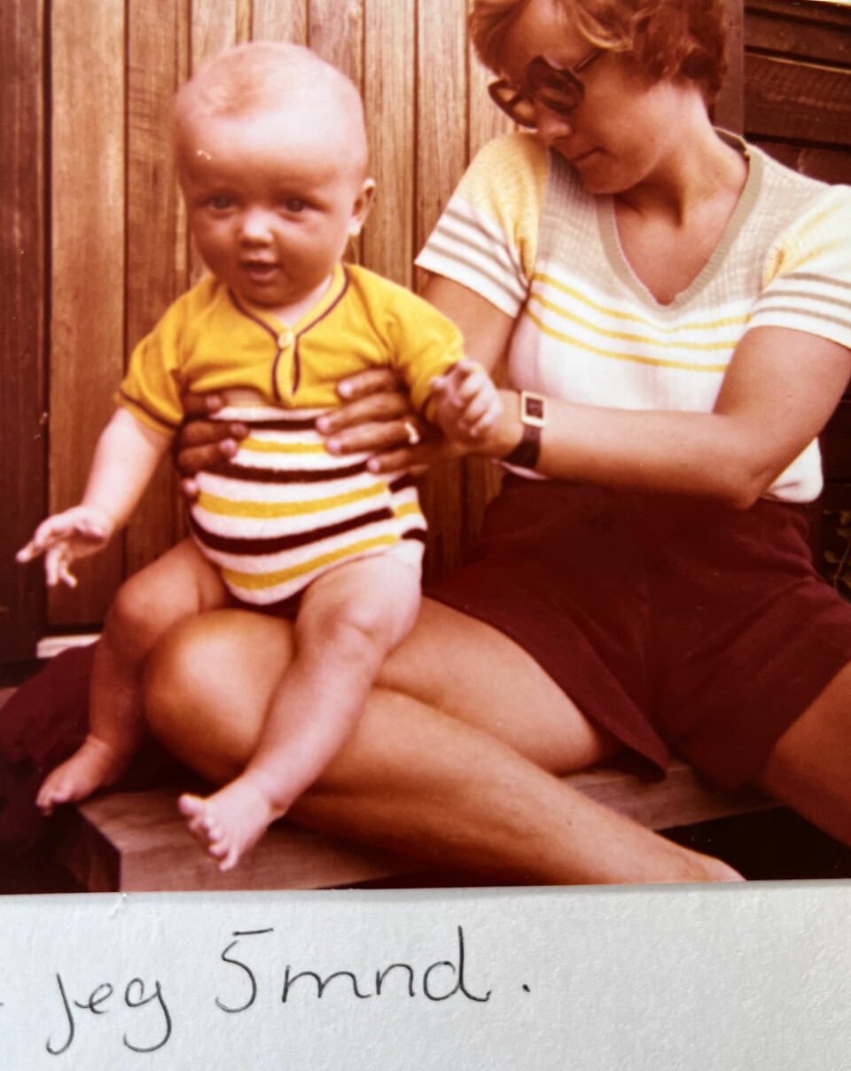 TOMMY OG MAMMA: 5 måneder gamle Tommy sammen med moren, Marit, i hagen hjemme i Risør.