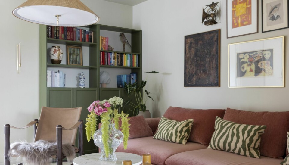 UTVALGTE FARGEKLATTER: Den rosa sofaen er fra Bohus, og Billy-bokhyllen fra Ikea får virkelig skinne malt i fargen Pesto fra Pure & Original. Safari-stolen er fra Dusty Deco, sofabordene og taklampen fra Gubi og den vegghengte lysestaken er kjøpt hos Artilleriet.