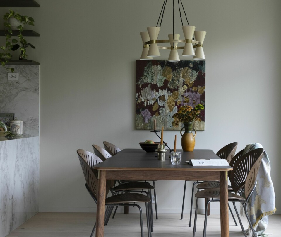 SAMLINGSPUNKT: Spisestuen har bord fra &Tradition og stoler fra Fredericia Furniture. Taklampen er fra Audo Copenhagen. Maleriet på veggen er av Lene Berget. Lysestakene er fra H&M Home og Audo Copenhagen. Vasen og skålen er bruktfunn. Pleddet er fra Plesner Patterns.