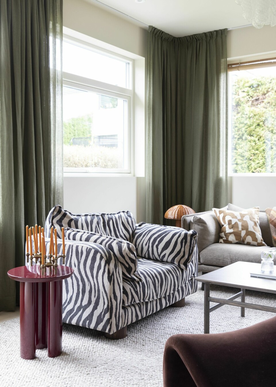SPRELSKE INNSLAG: Lenestolen er fra Dusty Deco. Sidebordet er fra &Tradition, puten fra John Lewis, lysestaken fra Stoff Nagel og lampen fra HK Living.