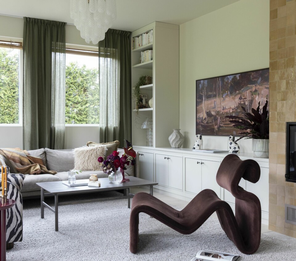 KOSEKROK: Etcetera-stolen, kjøpt hos Milla Boutique, er et skulpturelt blikkfang i rommet. Sofaen er fra Wendelbo, gardinene fra Gotain og bordet fra Normann Copenhagen. Gulvteppet er fra Nordiska Galleriet, og Murano-lysekronen er kjøpt hos Alabaster Studio. Veggene er malt i fargen Hvit Te fra Jotun.