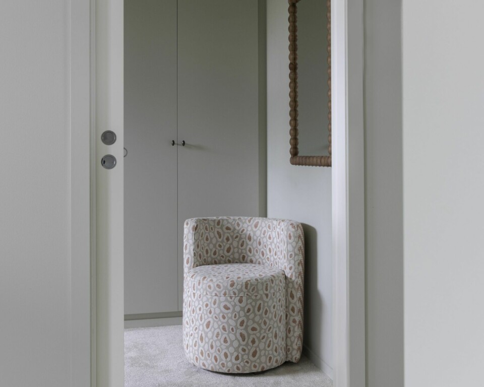 IKEA-HACK: Walk in-garderoben har innebygde Pax-stammer fra Ikea, malt i samme farge som rommet, Pale Linden fra Jotun. Stolen er fra Bestinn, og speilet er fra Zara Home.