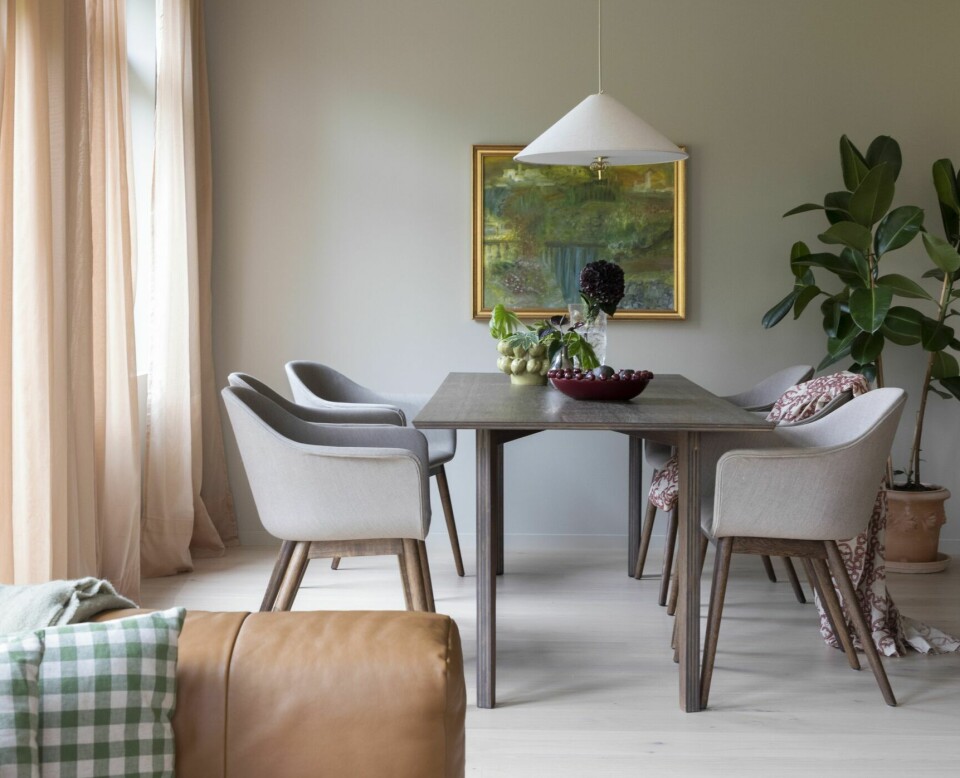 SOSIAL SONE: Spisestuen har bord fra Ask & Eng, kjøpt på Finn.no. Der har Line også fått tak i stolene fra Audo Copenhagen! Lampen er fra Gubi, gardinene fra H&M Home og maleriet er kjøpt på loppemarked. Duken over stolen har hun laget selv med tekstil fra Selfmade.