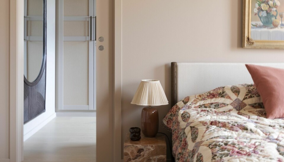 WALK IN: Fra soverommet ser man inn til garderoberommet, der skapene er Ikeas Pax som er kledd inn, malt i samme farge som veggen, Friendly Pink fra Jotun, og tapetsert med lintapet fra Boråstapeter.
