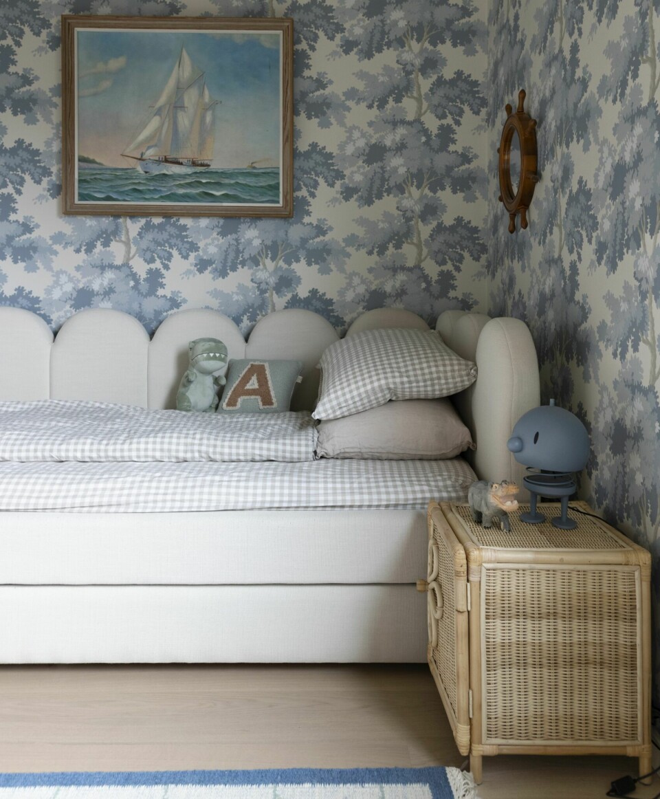 ALFREDS HULE: På Alfreds rom har veggene tapet fra Sandberg Wallpaper. Sengen er fra Jotex, og maleriet og speilet er kjøpt på loppemarked. På nattbordet fra H&M Home står en bordlampe fra Hoptimist.