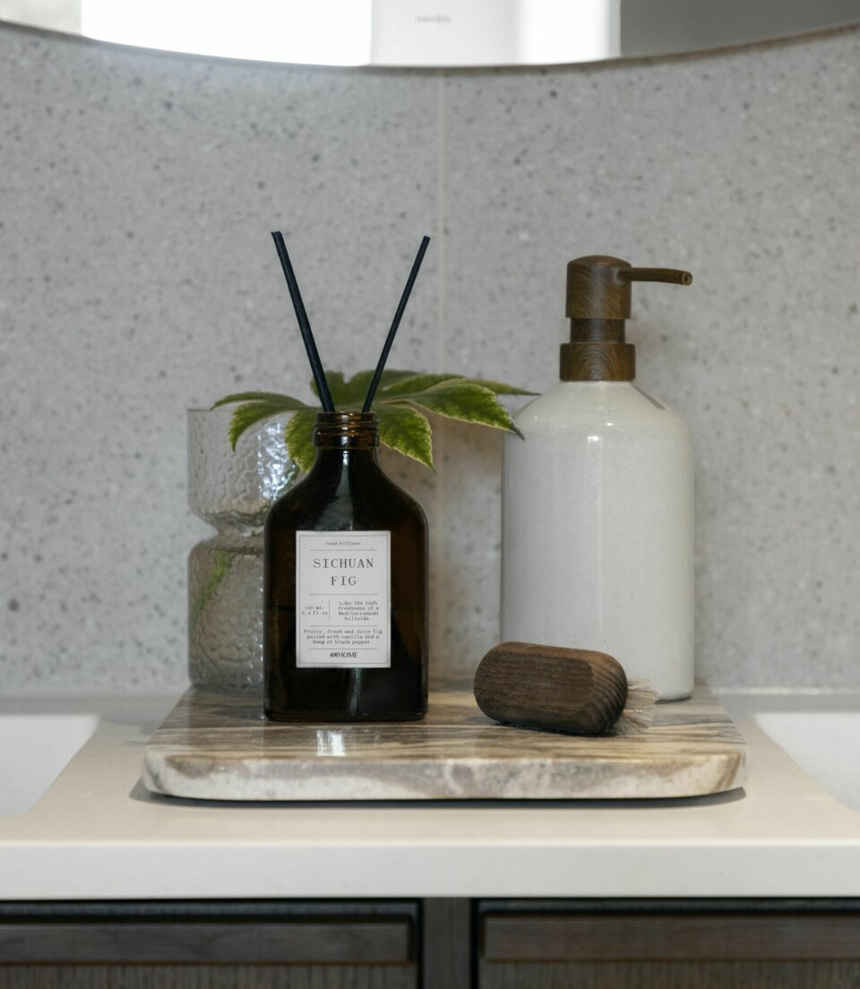 LITT LUKSUS: Duftpinner og såpebeholder fra H&M Home.