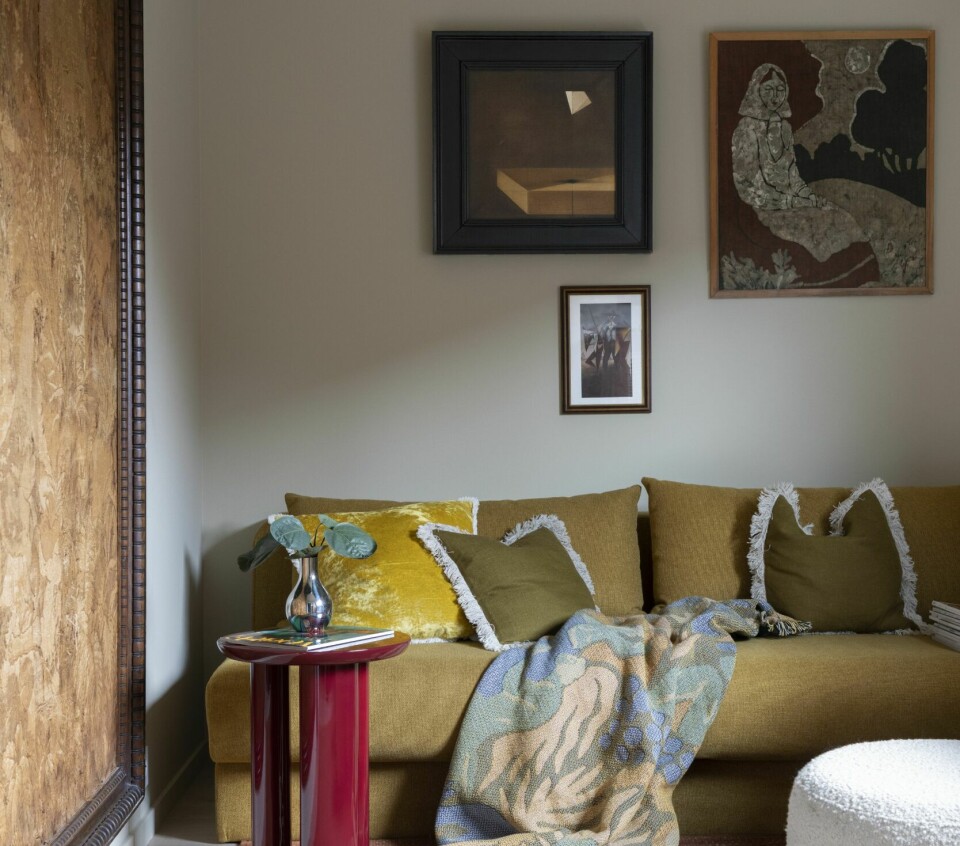 NYTT MØTER GAMMELT: Kontoret er innredet med en sovesofa fra Bedre Nætter, gulvteppe fra Ellos, bord fra &Tradition og puff fra SofaCompany, kjøpt brukt. På veggen til venstre henger en stor gobelin, 100 år gammel og kjøpt på Finn. Maleriene er bruktkupp. Den tøffe TV-benken er fra HK Living.