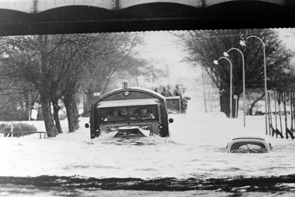 TIL UNNSETNING: Militær-ambulansen forsøker å komme nødlidne til unnsetning. Vannmassene er formidable.