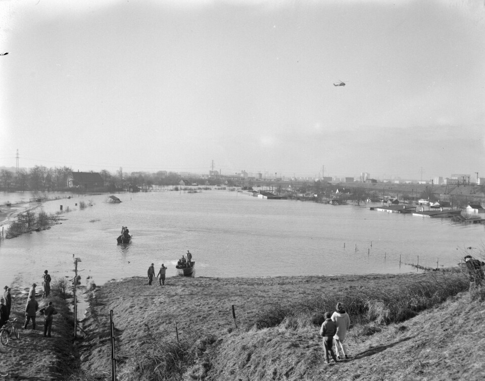 INNSJØEN HAMBURG: Havet trekker seg tilbake, men Hamburg er fortsatt under vann søndag 18. februar 1962.