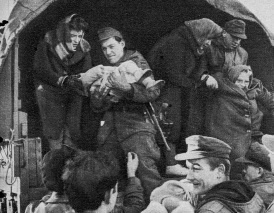 REDDET: Spedbarn og oldinger, alle var på flukt for vannmassene, og de fleste ble heldigvis hjulpet. Likevel krevde katastrofen mange hundre dødsofre.