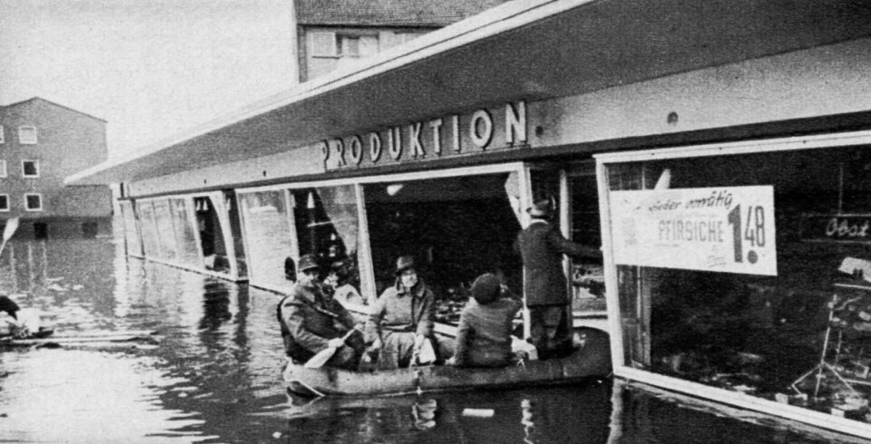 PÅ FERSKENJAKT: Gummibåt var eneste mulighet om man ville handle her. Skiltet frister: Alltid nyplukkede FERSKENER 1,48.