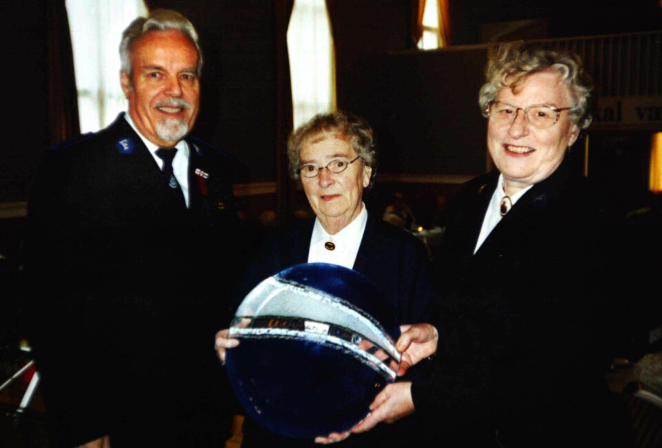 ROVMORD: Annie Bergliot Olsvik (83) viet sitt liv til Frelsesarmeens arbeid. Hun endte som offer for en rovmorder i sitt eget hjem. Her fra hun ble tildelt Eldrerådets pris i 1999 fra Harry Strømø og Edith Valen.