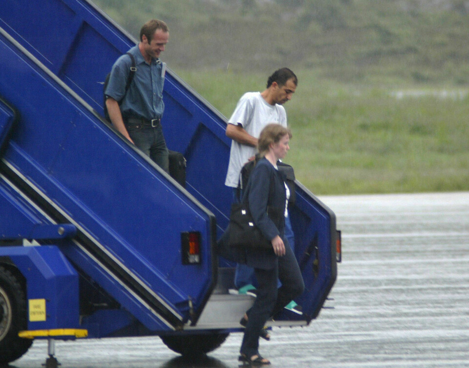 INNHENTET: Sarahan Bin Jassam Najli rakk å rømme til Sverige, men ble likevel pågrepet og utlevert til Norge. Her ankommer han Haugesund sammen med politiet.