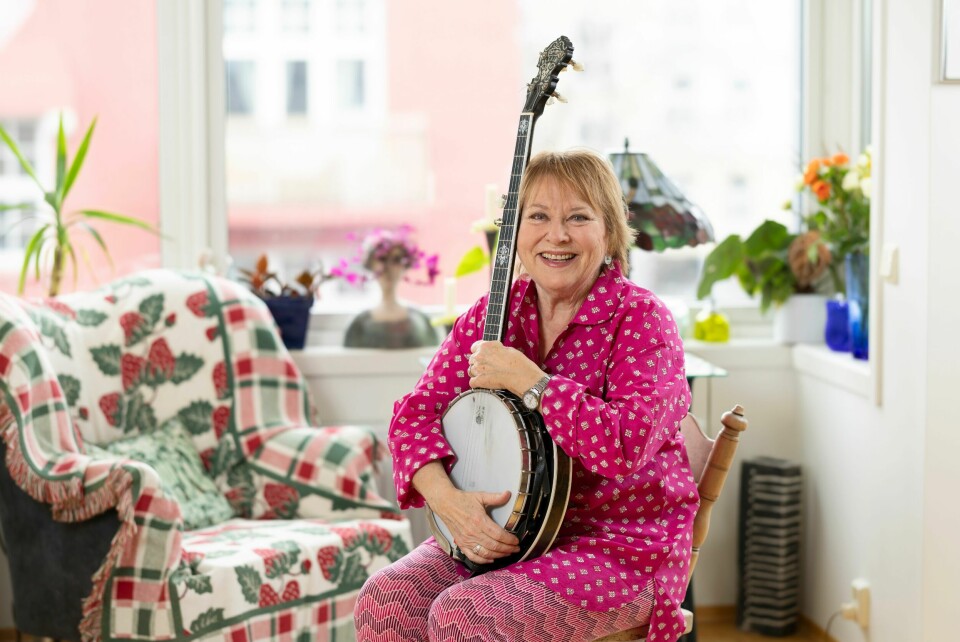 GOD HELSE: Kari trener to ganger i uken, og holder fingrene varme med banjoen. – Når du blir eldre, må du øve litt mer for å holde tingene i gang, fastslår hun.