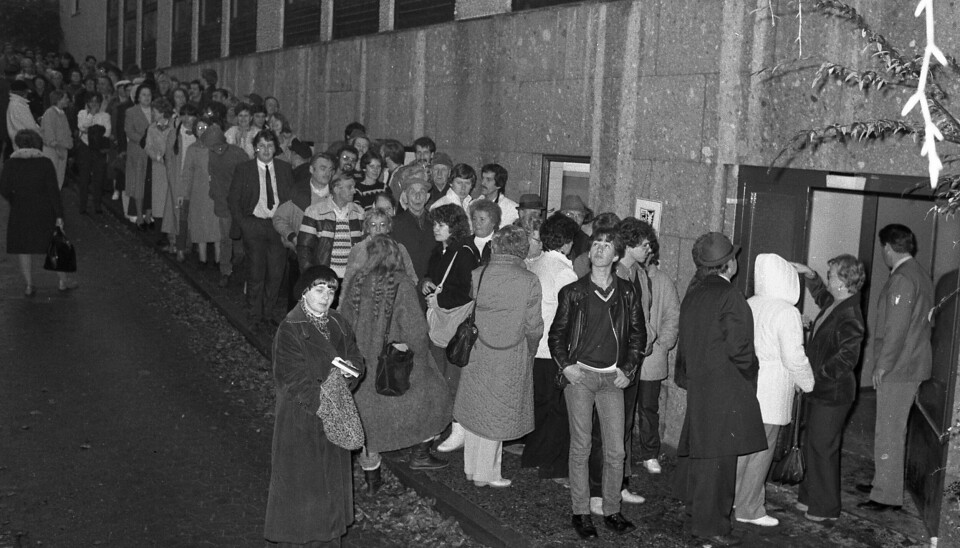 STIMLET SAMMEN: Folk kom i hopetall for å overvære rettssaken mot kvinnen som hadde skutt og drept sin egen datters drapsmann. Mange mente Marianne hadde gjort det rette og forsvart sin datters ære. Andre igjen, fremhevet at et drap uansett er galt og at datterens drpasmann heller skulle vært dømt av domstolene.