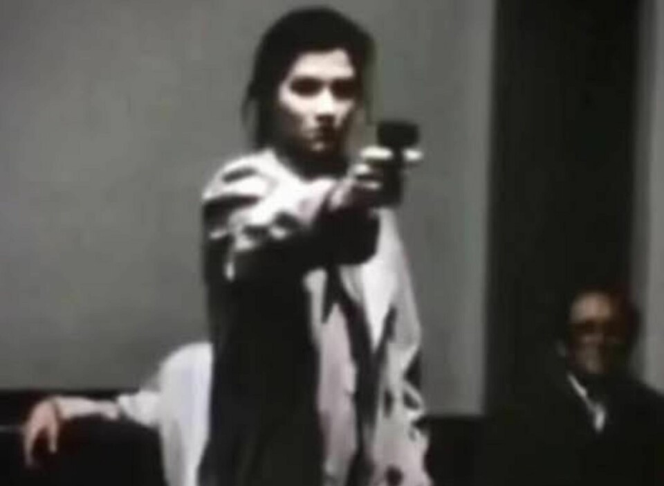 SIKTET INNSTILT: Kvinnen i den grønne frakken hadde smuglet en pistol med seg inn i rettsbygningen. Kulene i pistolen var tiltenkt datterens drapsmann.