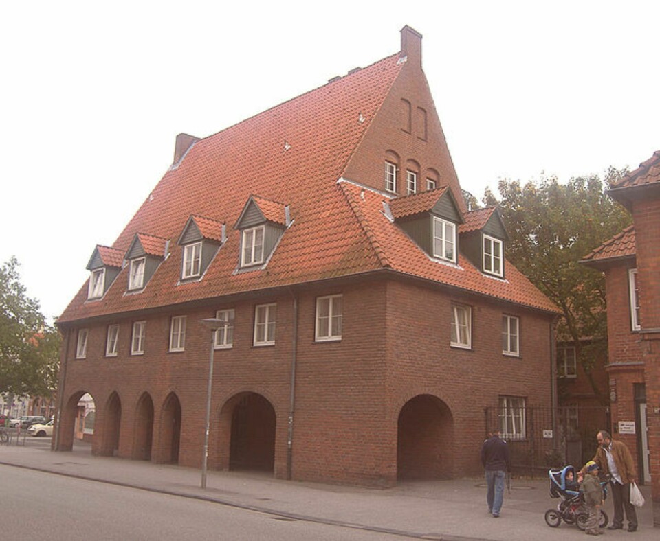 DRAPSHUSET: I dette huset ble syv år gamle Anna lokket inn. Hun må ha følt seg trygg; hun hadde jo vært her før. Men mannen som bodde i huset, hadde ingen planer om at Anna skulle få slippe ut igjen. Personene på bildet har ingenting med saken å gjøre.