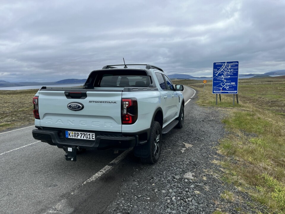 MYE UTSTYR: Stormtrak er toppversjonen og kommer med mye utstyr, blant annet justerbar sportsbøyle og elektronisk større for rygging med henger, Pro Trailer Backup Assist.