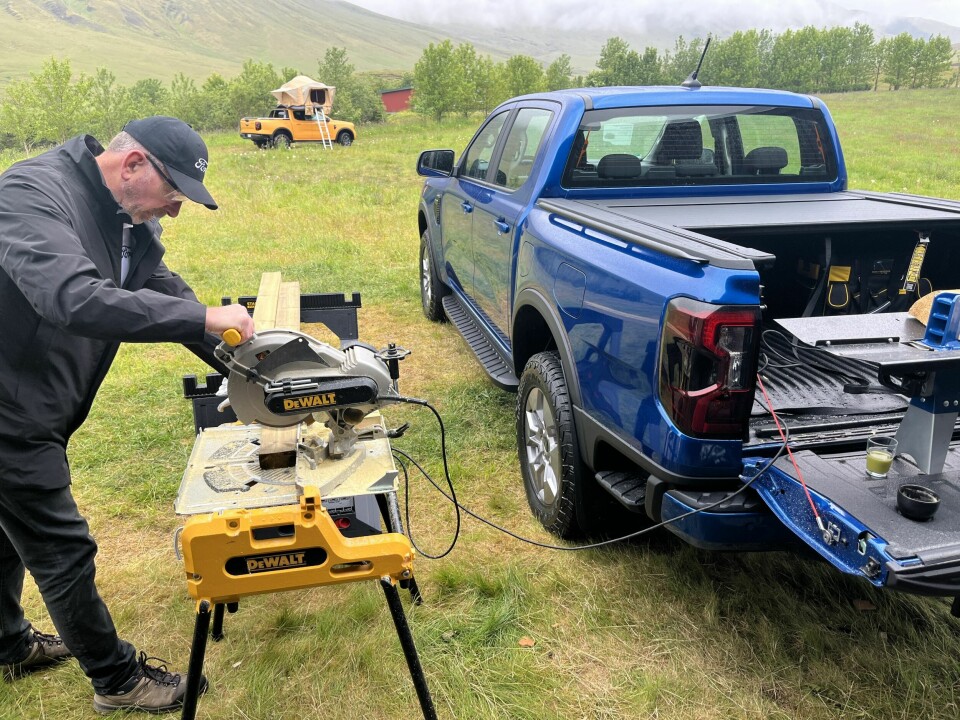 STRØMLEVERANDØR: Den ladbare versjonen har en funksjon de andre Ranger-utgavene ikke kan tilby: PHEV-utgaven kan ikke bare ta imot strøm, den kan også levere strøm. Stormtrak kommer standard med 2,3 kW Pro Power. Fra kontakter på lasteplanet kan du dermed lade opp batterier og forsyne mindre elektriske verktøy med strøm. For 8000 kroner ekstra øker kapasiteten til 6,9 kW, som gjør det mulig å forsyne tyngre utstyr med strøm, som kapp- og gjærsag, klimaanlegg og stormkjøkken. Eller til å lade el-sykkel.