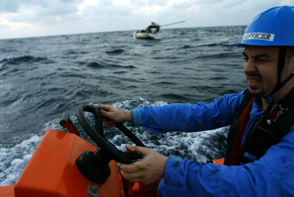 ENDELIG FREMME: Redningsbåten nådde frem tre kvarter etter kollisjonen. Da var vannet steget til knehøyde inne i seilbåten.