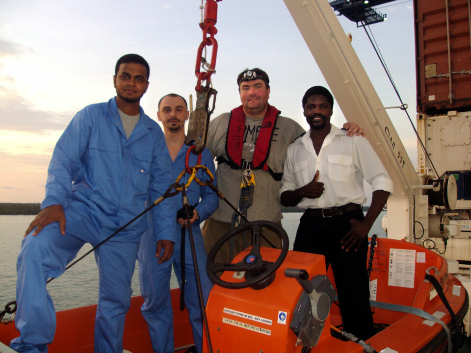 REDDET: Besetningen på redningsbåten, en rumener og to afrikanere, var glade for at de klarte å berge Rune.
