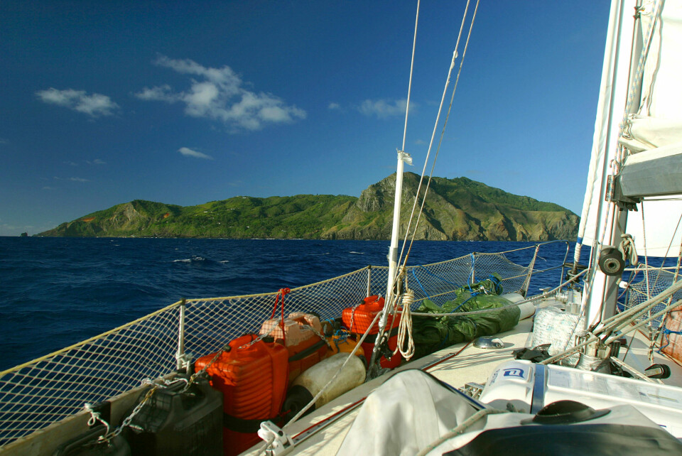 LANG REISE: I løpet av den 3,5 år lange jordomseilingen besøkte mannskapet steder som folk flest knapt har hørt om. Her dukker stillehavsøya Pitcairn opp foran baugen.
