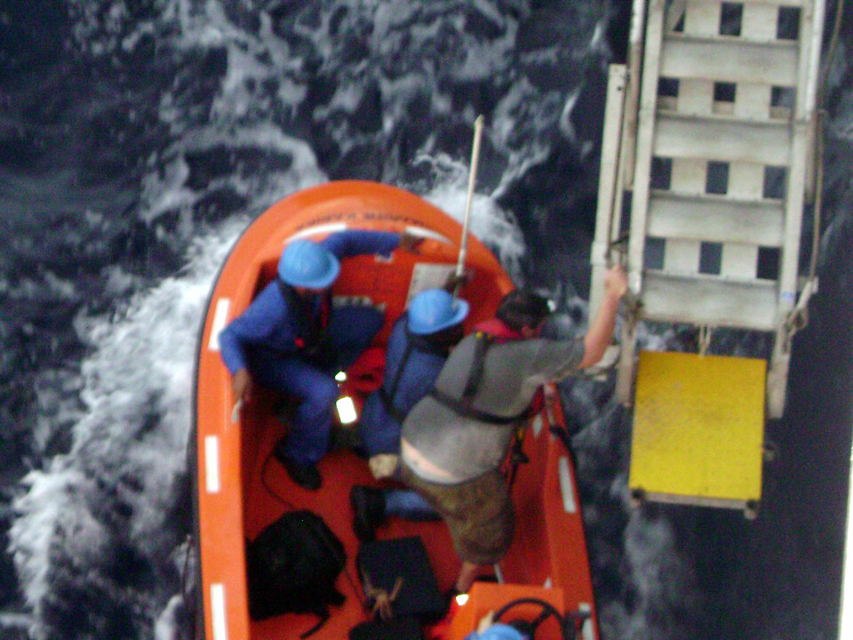 I SIKKERHET: Sliten og våt etter dramaet ble Rune reddet av skipet som kjørte på ham.