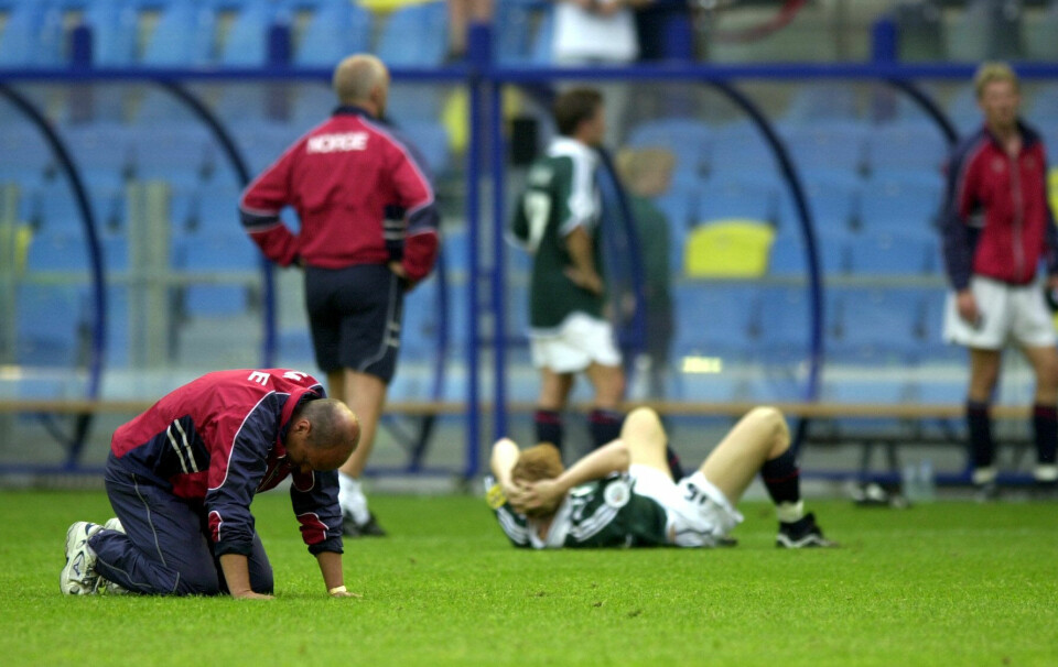 SISTE EXIT: 3. juli 2000 ble Norge slått ut av fotball-EM i Nederland og Belgia. Landslagstrener Nils Johan Semb måtte bite i gresset da Spania vant en avgjørende kamp. I årene siden har troen vært sterkere enn evnen for det norske herrelandslaget i fotball.