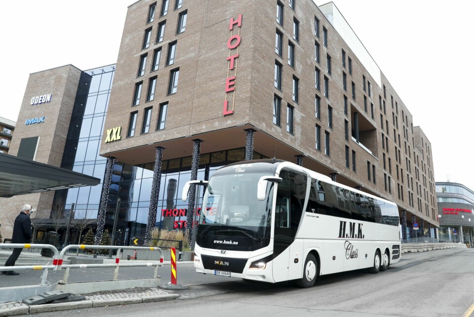 RUTINER: Hotellet på Storo er landslagets faste base foran hjemmekamper. Her råder rutinene hver og én av spillerne er med på å skape. Her spilles kort, bordtennis og dataspill. Men når bussen går til Ullevaal stadion er alle opptatt av det samme: Kampen.