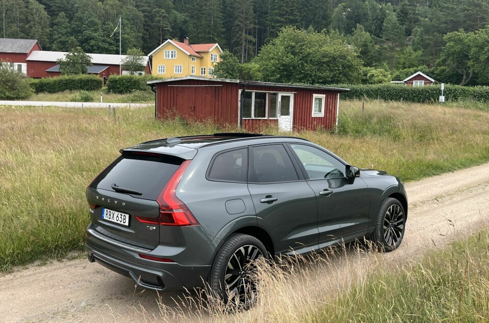 LUKSUSFØLELSEN: XC60 er en svært flott bil å kjøre og oppholde seg i. For enda høyere komfort finnes aktiv luftfjæring (27 800 kroner) og laminerte vinduer (12 000 kroner).