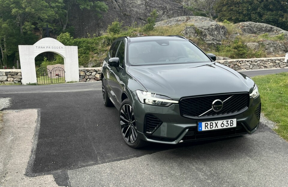 LIDER AVGIFTSDØDEN: «Tänk på döden», står det på den hvite portalen til kirkegården i Mollösund. Prisene er i hvert fall døden for XC60 i Norge.