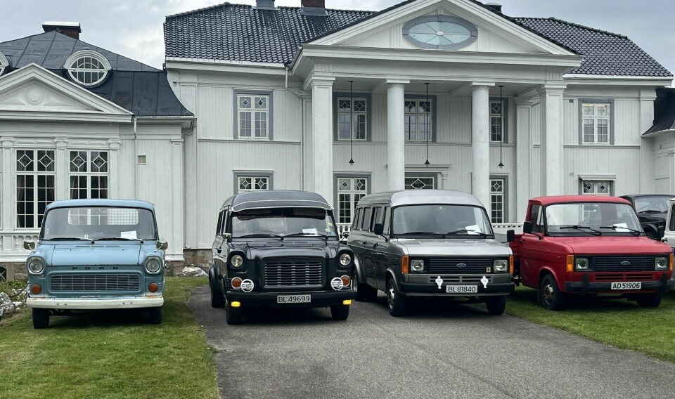 KLASSIKERE: Forskjellige generasjoner Transit samlet til jubileumsmarkering på Hurdal Verk. Fra venstre:* 1972-modell: Med plan, opprinnelig kjøpt av et skipsverft på Nordvestlandet.* 1976-modell: Brukes til å frakte Mustang banebil om sommeren. * 1982-modell: Opprinnelig benyttet som skolebuss av Foldsæ Landbruksskule i Fyresdal. * 1983-modell: Kjøpt av Trondheim Nagle og Spigerfabrik som planbil