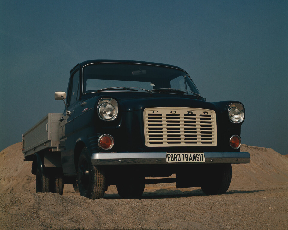 FACELIFT: I 1971 fikk Transit en facelift med blant annet en mer personbilaktig grill.