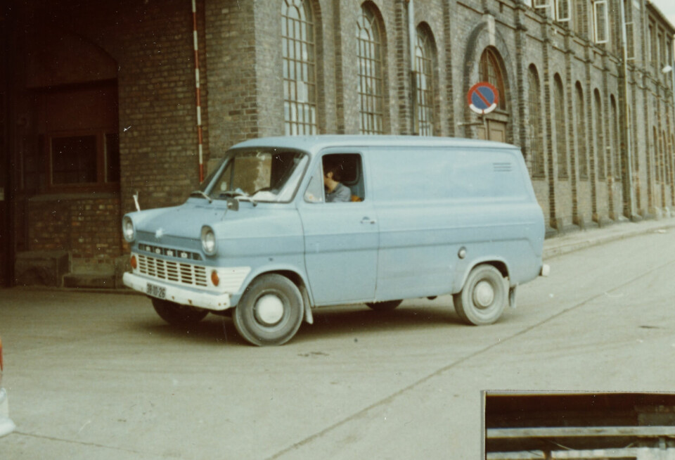 ET VANLIG SYN: Ford Transit var et vanlig syn også i Norge. Her ved Nylands verksted i Oslo rundt 1970.