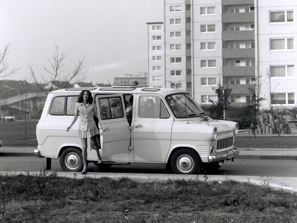 MINIBUSS: Ford Transit minibuss. Legg merke til takvinduene.