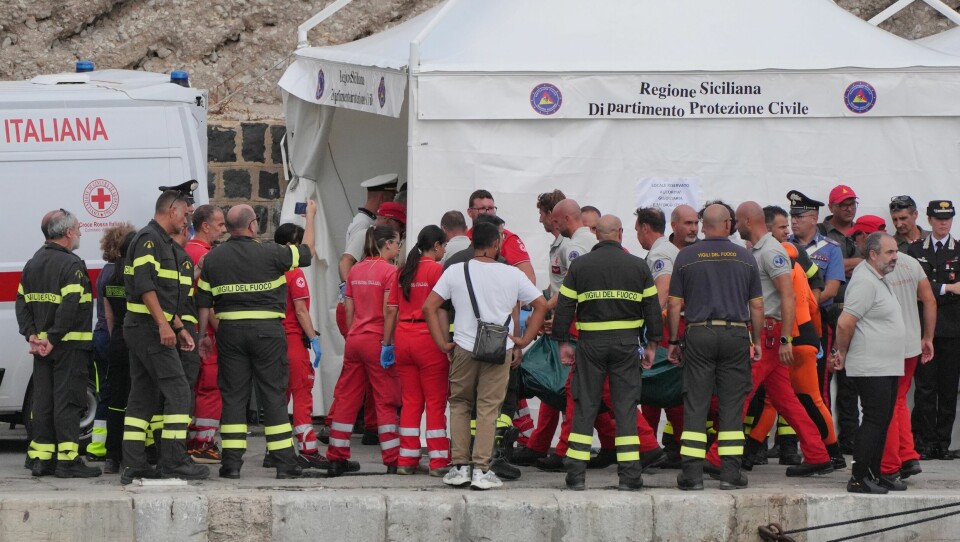 STOR AKSJON: Letemannskaper, ambulansepersonell, brannvesen og sjøredningstjeneste var involvert i letingen etter levende og døde fra Bayesian. Her bringes en av de omkomne i land.