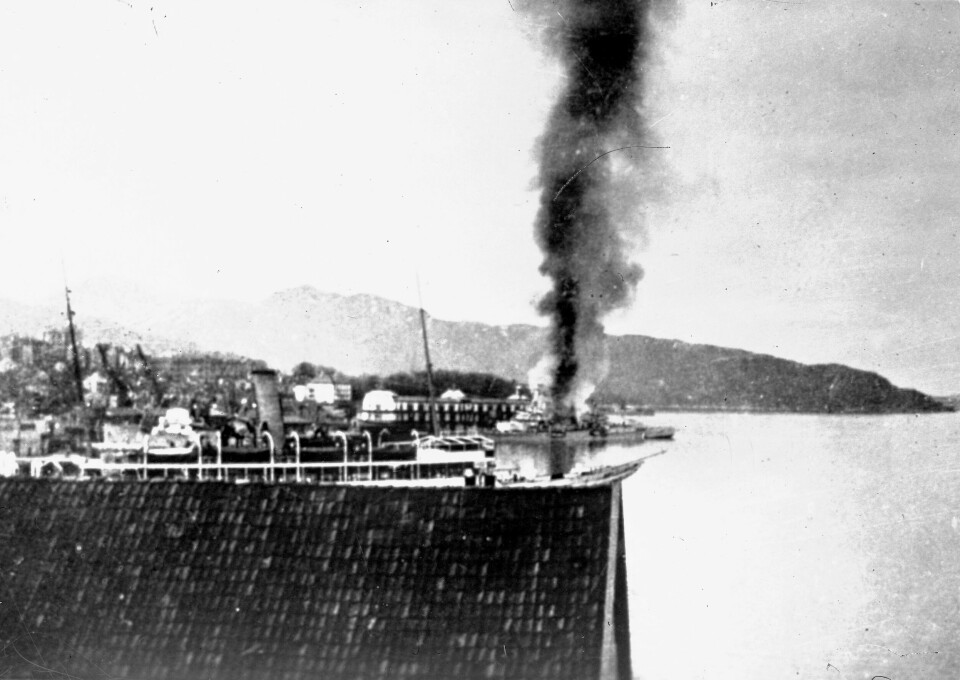 UBÅT-PIR: Krysseren fotografert like før den kantret. 17. juni 1942 ble «Königsberg» hevet i kantret stand. Året etter ble vraket snudd og brukt som pir for ubåter inntil det 22. september 1944 kantret på ny. Kriegsmarine ga da opp skipet og ga Norsk Bjergningskompani oppdraget med å fjerne det fra Bergen havn.