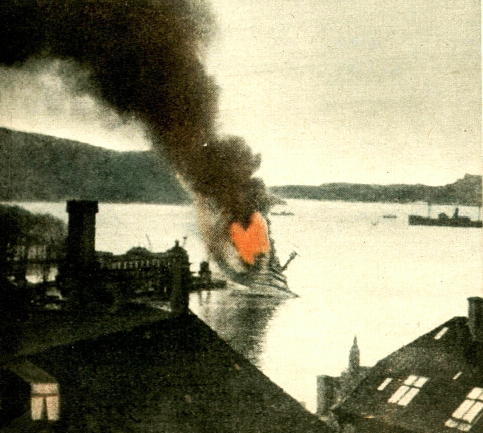 SANK PÅ TI MINUTTER: Königsberg sank ved Skoltegrunnskaien løpet av ti minutter etter å ha fått de første bombetreffene. Foto tatt fra et loftsvindu i Bergen etter angrepet.