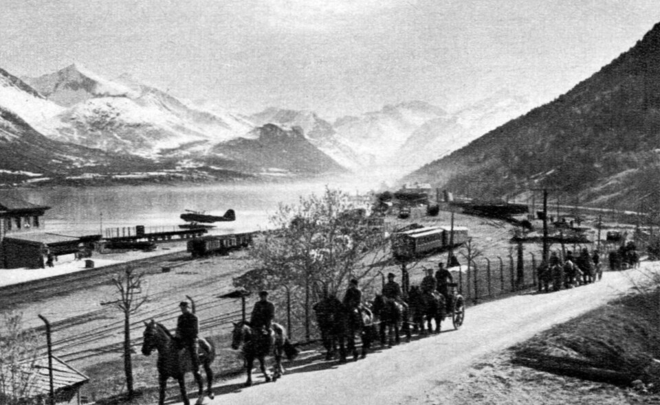 NORSK RETRETT: Foto fra Romsdalsfjorden i de hektiske vårdagene 1940. Norske tropper av AR II på retrett fra Torvik til Åndalsnes 1. mai.