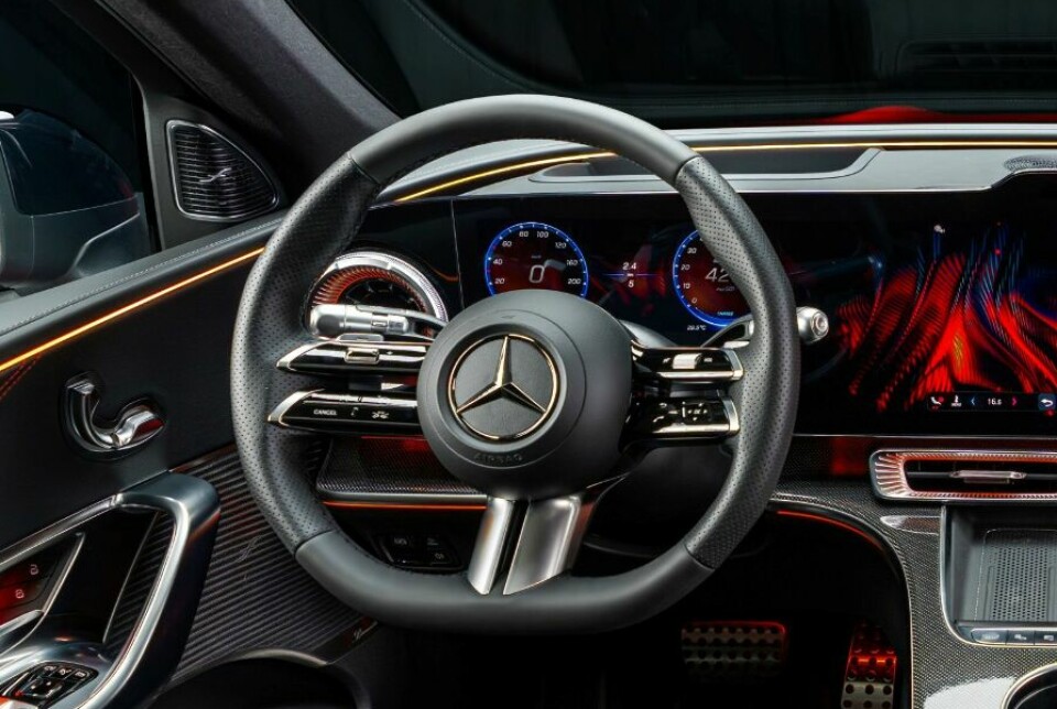 MER BRUKERVENNLIG: Basert på tilbakemeldinger fra kundene har Mercedes gjort enkelte endringer på rattknappene for å bedre brukervennligheten med vippebryter for cruisekontrollen og hjul for volumkontroll.