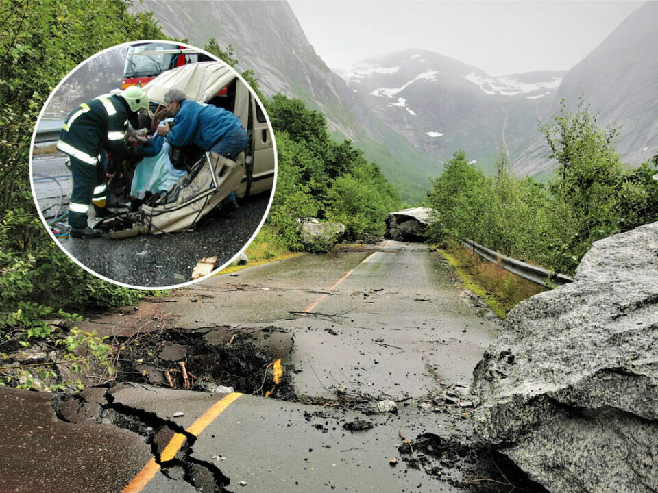 MÅTTE SKJÆRES UT: Jan Rogers bil ble truffet av en kjempestein en desemberdag i 2003. Brannvesenet gjør sitt beste mens de venter på legehelikopter.