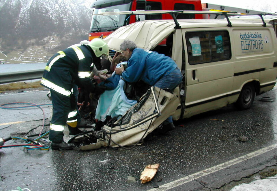 KNUST: Hele fronten på Jan Rogers bil ble smadret. Selv var han en hårsbredd fra døden da kampesteinen traff.
