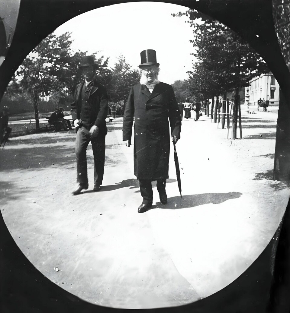 KJENDIS: Henrik Ibsen på en av sine mange turer nedover Karl Johan – sannsynligvis på vei til Grand. Carl Størmer sikret seg et bilde uten at den store dramatiker var klar over at han ble avbildet.