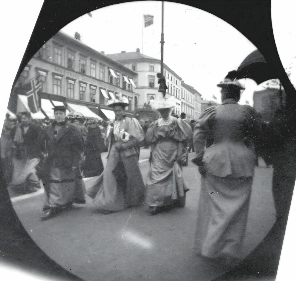 KARL JOHAN: Masse folk på Karl Johan – sannsynligvis tatt 17. mai. Men folk flest, uansett anledning – spesielt «pigene», pyntet seg når de dro til byen for å spasere langs Oslo hovedgate.
