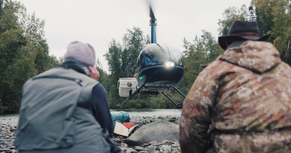 FOR FARLIG: Her må Anne Karin og Leif Einar Lothe evakueres. Flom og uvær gjorde det uforsvarlig å ta den planlagte elveveien, og mor og sønn ble hentet av helikopter.