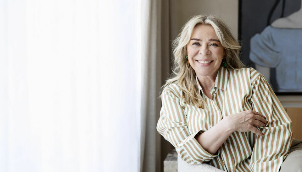 DUS ELEGANSE: Tone Kroken ønsker gjestene velkommen med et smil. Hjemme hos henne i Bygdøy allé er det både personlig og lekkert.
